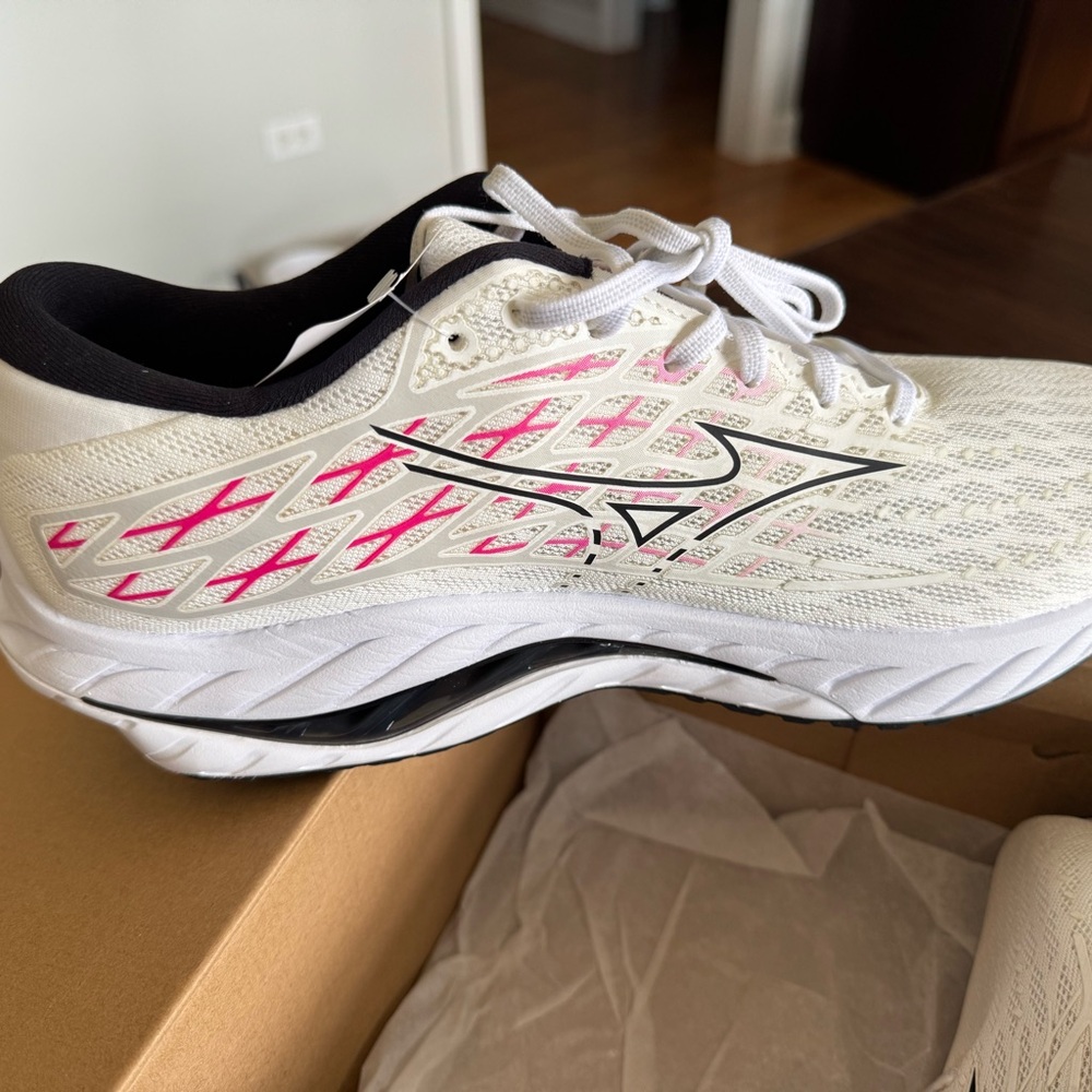Mizuno White and Pink Athletic Shoes Sleek Design Comfort